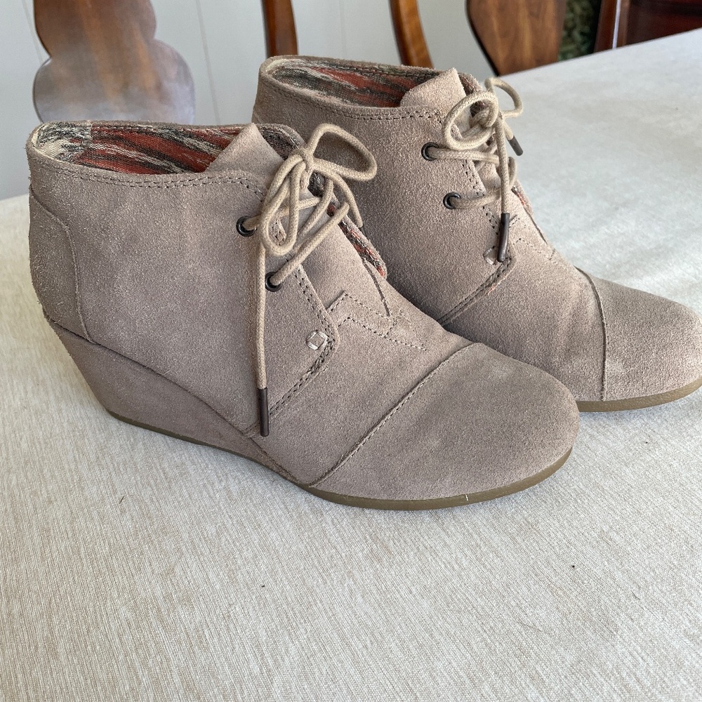 TOMS Collette suede ankle wedge bootie - taupe - Size 9